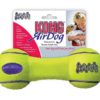 Kong Air Squeaker Dumbell combina due classici giocattoli per cani: la pallina da tennis e il gioco sonoro