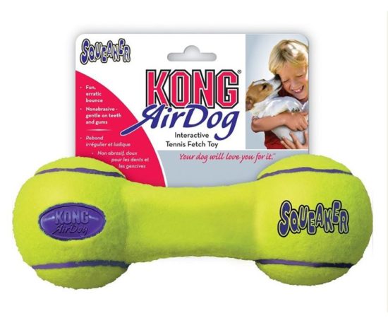 Kong Air Squeaker Dumbell combina due classici giocattoli per cani: la pallina da tennis e il gioco sonoro