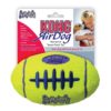 Kong Air Squeaker Football combina due classici giocattoli per cani: la pallina da tennis e il gioco sonoro. Ha la forma facilmente riconoscibile del pallone da calcio ed è il giocattolo da riporto perfetto.