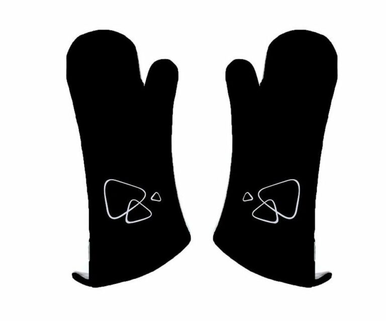 Set di guanti neri per la protezione totale delle mani durante la cottura al barbecue. Realizzati in 100% cotone con isolante interno in alluminio.