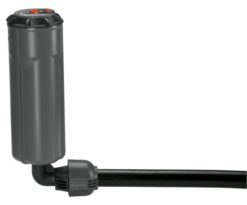 l'irrigatore pop-up oscillante r 140 e l'irrigatore pop-up aquacontour automatic con l'estremità di un tubo.