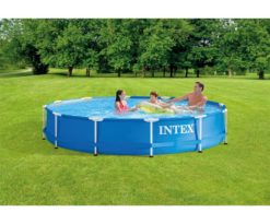 Intex 56996 - Le piscine della linea Metal Frame sono dotate di una robusta struttura in metallo con pareti lateral in PVC laminato a triplice stato con uno spessore extra resistente.