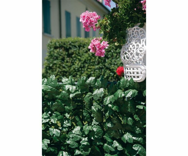 La siepe Verdecor a foglie tipo edera è realizzata con foglie sintetiche assemblate su una rete di plastica che permette la privacy nel giardino oppure da usare come decoro sui balconi e terrazzi