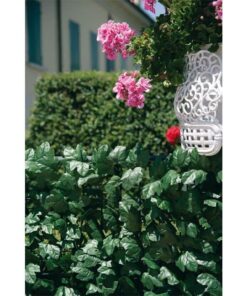 La siepe Verdecor a foglie tipo edera è realizzata con foglie sintetiche assemblate su una rete di plastica che permette la privacy nel giardino oppure da usare come decoro sui balconi e terrazzi.