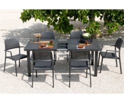 Tavolo allungabile per l’outdoor in polipropilene il cui design evoca i tradizionali arredi in ferro.