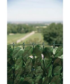 La siepe Verdecor a foglie tipo lauro è realizzata con foglie sintetiche assemblate su una rete di plastica che permette la privacy nel giardino oppure da usare come decoro sui balconi e terrazzi.