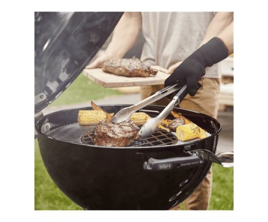 Il leggendario Weber Kettle è stato reinventato. Con il barbecue a carbone Master-Touch Premium potrai cucinare una bistecca perfetta o trasformarlo in affumicatore per cuocere lentamente le tue ribs o il pulled pork.