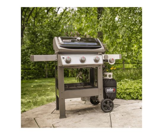 un fornello laterale per riscaldare le salse ed è equipaggiato con la griglia di cottura Gourmet BBQ System che consente di cucinare tutto ciò che hai sempre sognato.