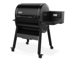 con il nuovo barbecue a pellet SmokeFire in finitura nera.