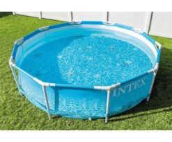 Intex 28208 - Le piscine della linea Metal Frame sono dotate di una robusta struttura in metallo con pareti lateral in PVC laminato a triplice stato con uno spessore extra resistente.