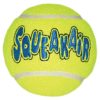 Kong Squeakerair Ball Bulk combina due classici giocattoli per cani: la pallina da tennis e il gioco sonoro