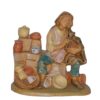 Figure in plastica modellate in cera per esaltare i movimenti e le pieghe degli abiti. La colorazione pastello ricorda i colori delle tele rinascimentali nelle quali si ricordava la nascita di Gesù.