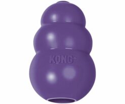 Il Kong Senior è realizzato con la formula Senior delicata ma resistente per cani adulti. Riempitelo con bocconcini o snack per offrire al vostro cane un giocattolo da masticare