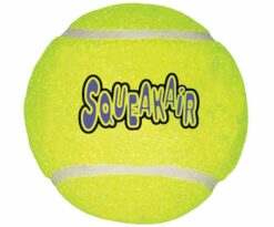 La KONG AirDog Squeakair Ball combina due giocattoli classici: la pallina da tennis e il giocattolo sonoro.
