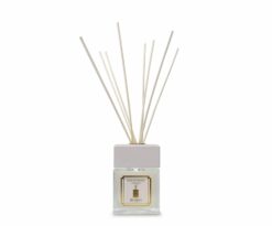 Ritrova il tuo benessere con la fragranza Muschio Bianco che offrirà ai tuoi ambienti l’eleganza e la maestosità del sottobosco. Ideale per living.